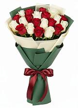 Букет Микс из красных и белых роз в Бавтугае