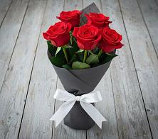 Букет 5 Красных роз Эдлесс Лав в Бавтугае