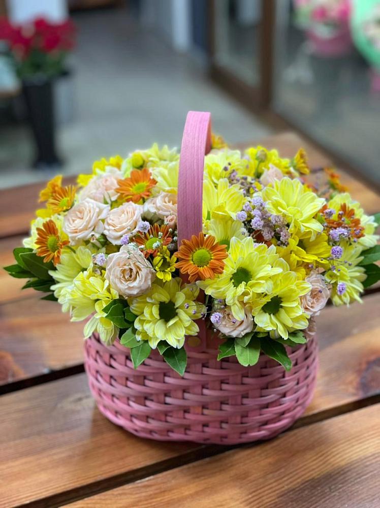 Цветочная композиция из Хризантемы и Розы в корзине в Бавтугае